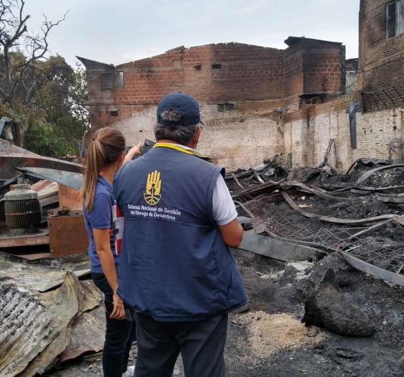 Incendio dejó daños en bodega de reciclaje