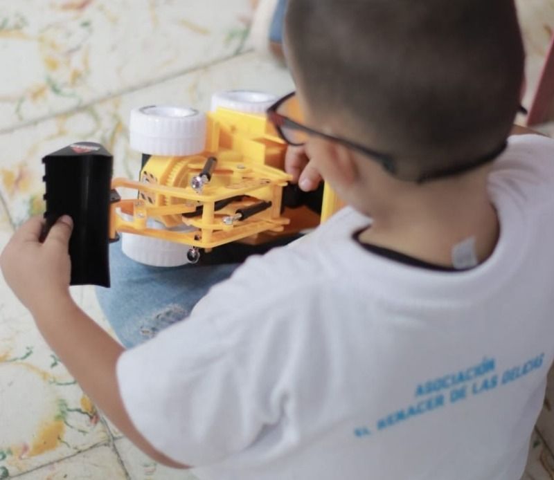 Con kits escolares y juguetes llevaron alegría a niños en condiciones vulnerables
