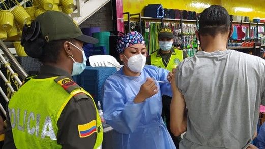 Primera jornada de "Me Vacuno en mi Negocio" inmunizó a más de 150 personas