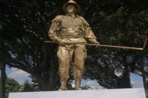 Restituido monumento al Soldado que se cayó por accidente