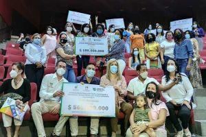 Grupo de emprendedoras del Valle recibió microcréditos